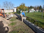 Stavba opěrné zdi u zahrady školy 2017